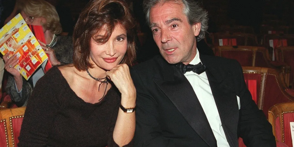 l'acteur pierre arditi échange quelques mots avec sa compagne, l'actrice evelyne bouix, le 03 mai 1999 au théâtre des champs-elysées à paris, lors de la 13e nuit des molières, fête annuelle du théâtre en france (photo by bertrand guay   afp)