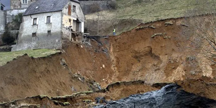 une maison se dresse au bord d'un fossé suite à un glissement de terrain dû à la pluie et à la fonte des neiges, le 28 février 2015 à gazost dans les pyrénées françaises afp photo laurent dard