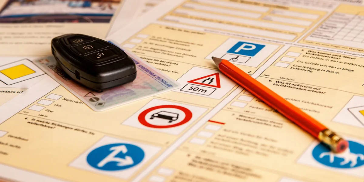 fahrschulkbogen führerschein und autoschlüssel in der fahrschu