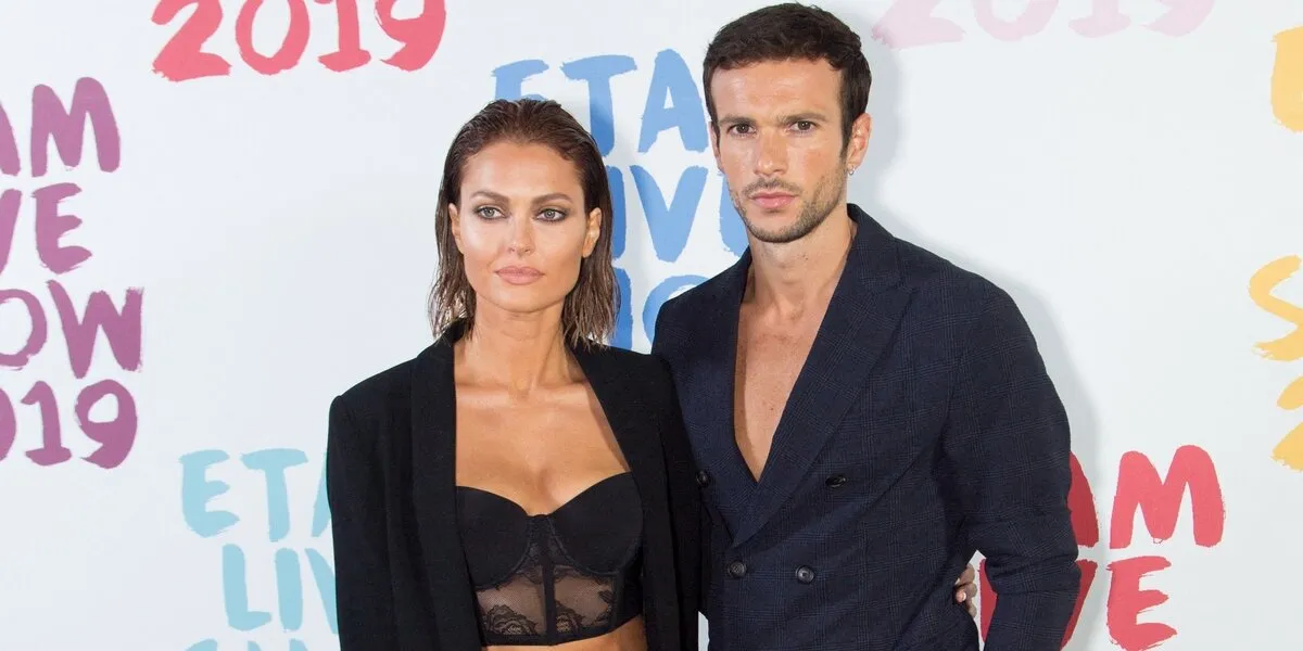 caroline receveur et son compagnon hugo philip assistent au photocall etam live show 2019 au stade roland garros pendant la fashion week de paris, à paris, france, le 24 septembre 2019 photo by nasser berzane abacapresscom