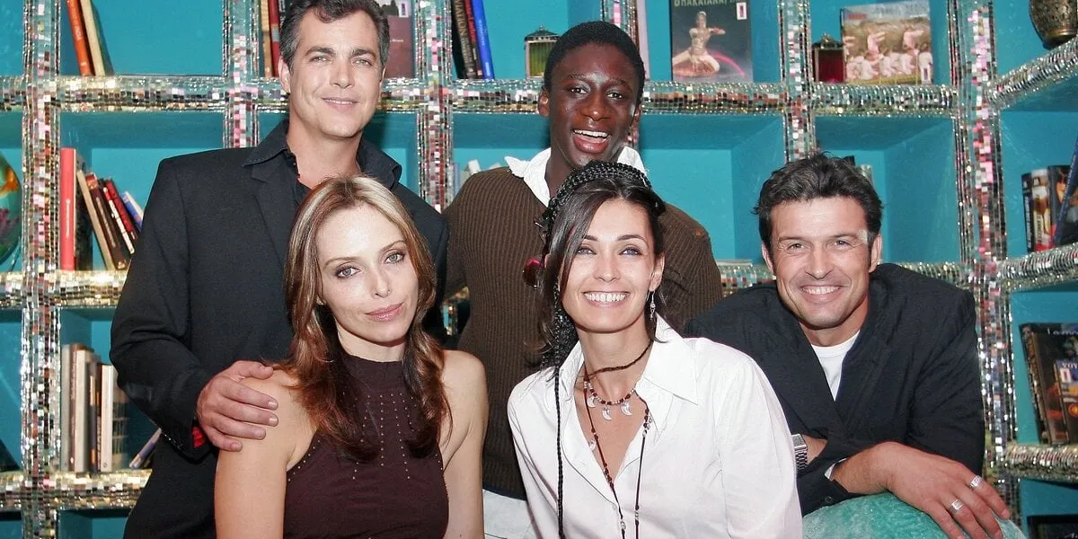 adeline blondieau et tonya kinzinger et les acteurs de la série française 'sous le soleil' posent à l'hôtel 314 à cannes, france pour célébrer le 400ème épisode depuis 10 ans dans 180 pays différents photo by gerald holubowicz abacapresscom