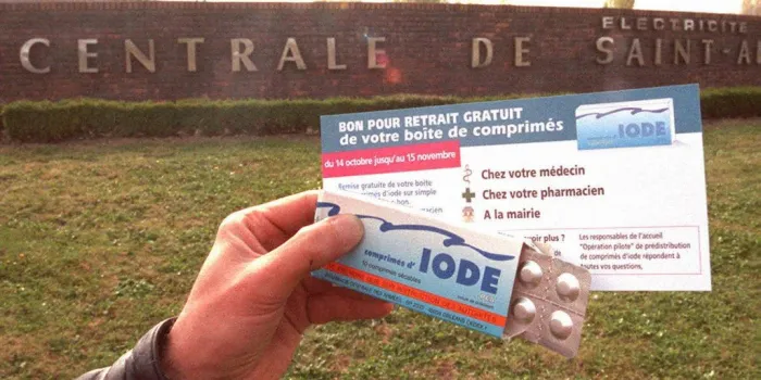 photo prise le 14 octobre 1996 d'une personne présentant une fiche d'informations et une boîte de comprimés d'iode devant la centrale nucléaire de saint-alban (photo by philippe desmazes   afp)