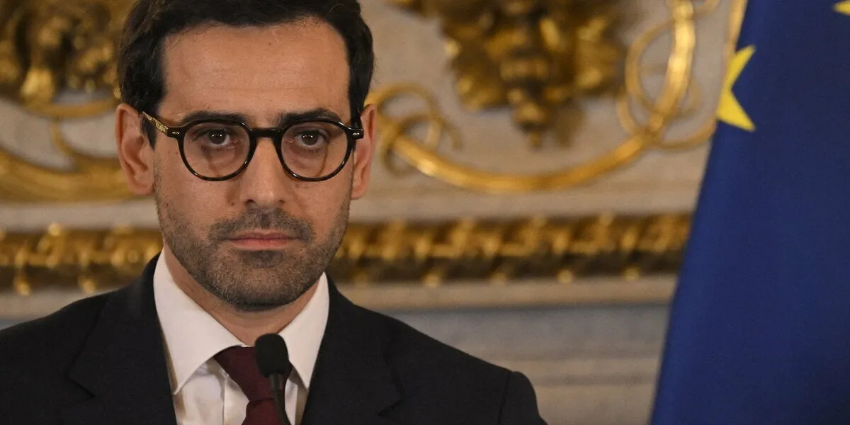 cérémonie de passation de pouvoirs au ministère des affaires étrangères - paris