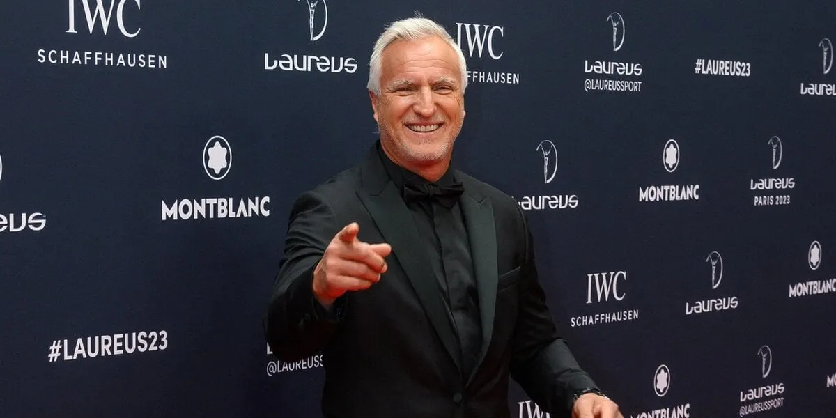 david ginola arrive au tapis rouge des laureus world sport awards paris 2023 à la cour vendôme le 08 mai 2023 à paris, france photo par laurent zabulonabacapresscom