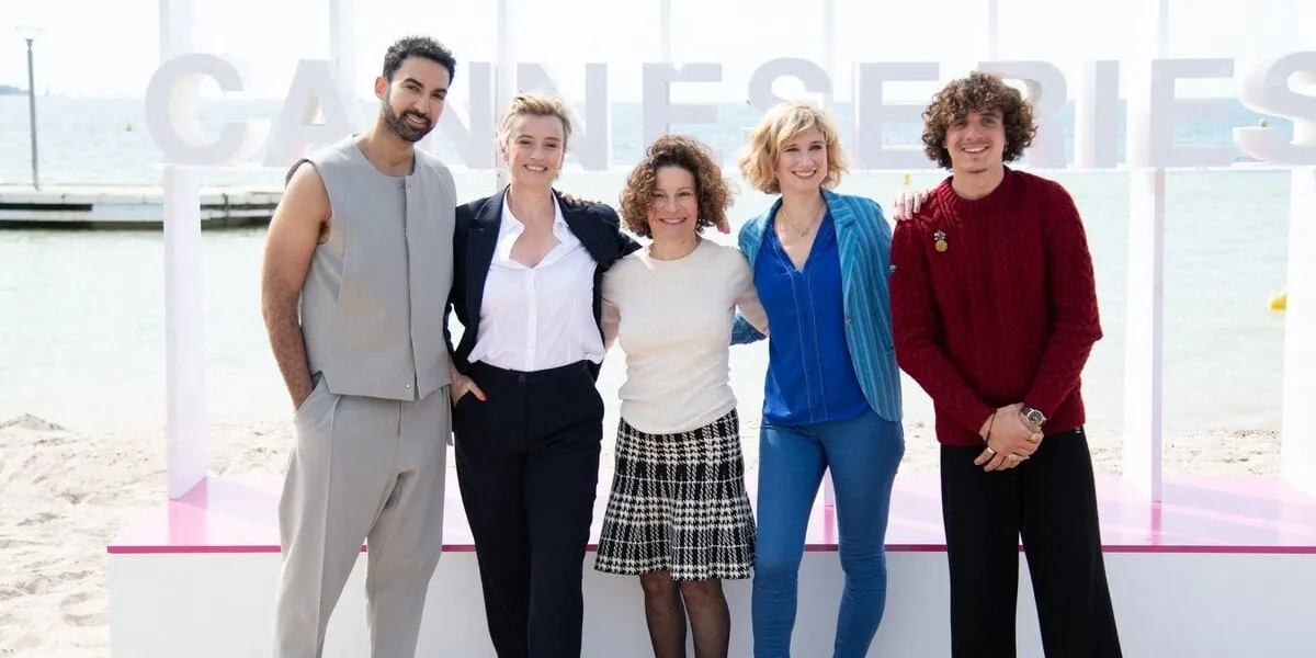 joakim latzko, agathe de la boulaye, sylvie flepp, diane dassigny, tim rousseau assistant au photocall plus belle la vie dans le cadre du 7ème festival international cannesseries à cannes, france le 06 avril 2024 photo by aurore marechal abacapresscom