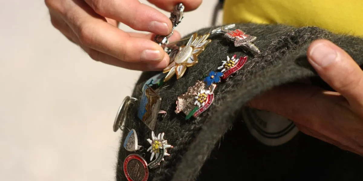 stolzer wanderer steckt die verdienten und gesammelten wandernad