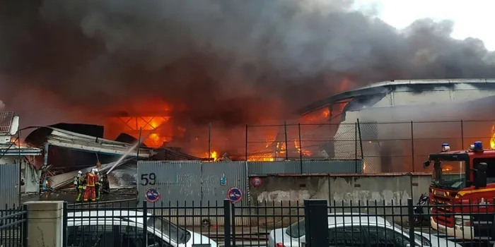 french fire fighters battle a blaze at a disused warehouse in the norhtern paris suburb of aubervilliers on may 26, 2019 (photo by amine guedaiem   afp)