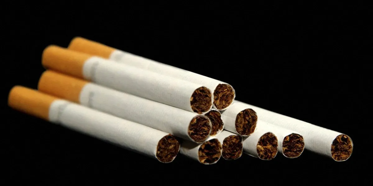 tabac   cigarettes sur fond noir