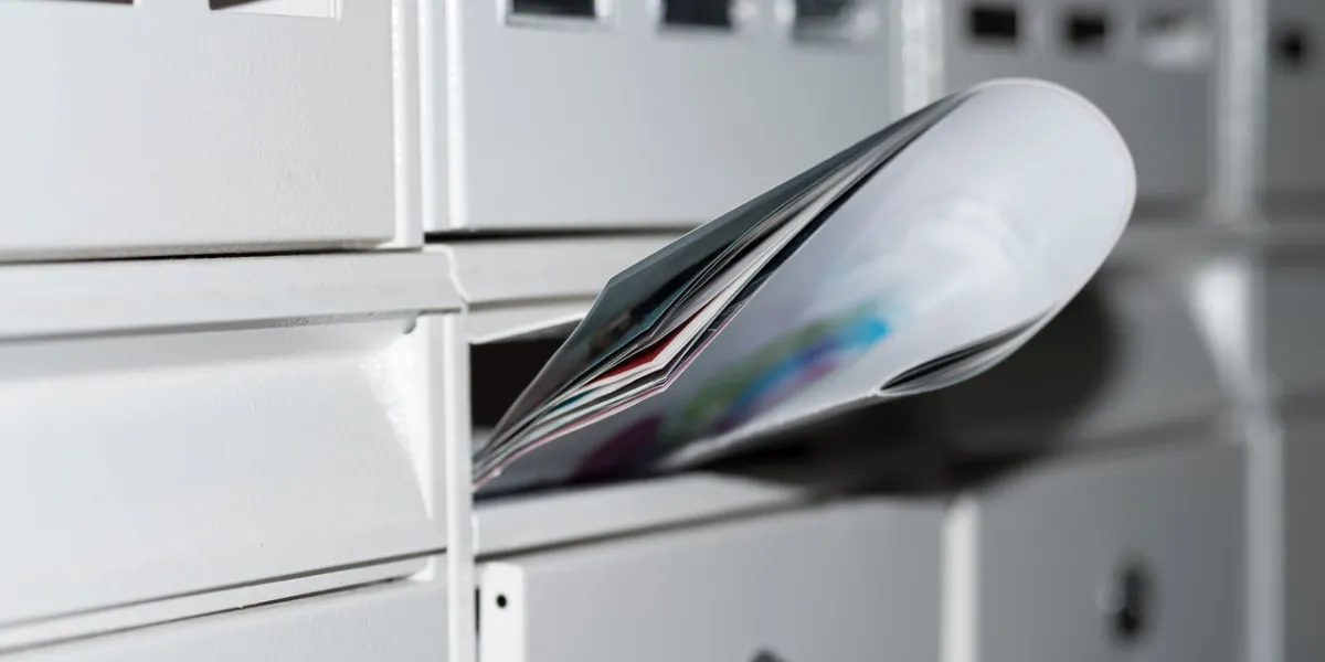 eine zeitung in einem briefkasten