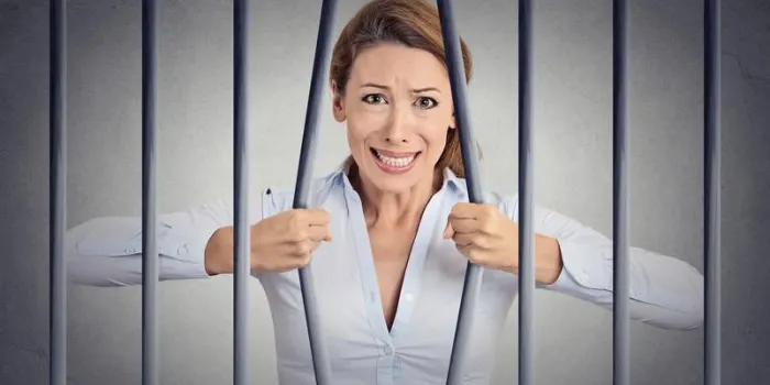 stressé, désespéré, femme affaires, courber, barres, de, elle, prison, cellule, gris, fond, vie, limites, loi, violation, violation, impôt, évasion, conséquences, concept, figure, expression, émotion
