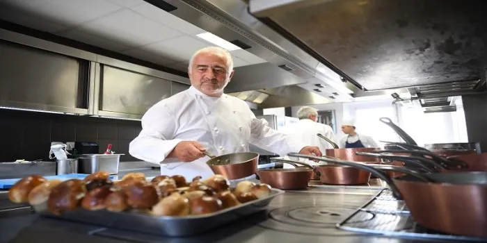french chef guy savoy cooks in the kitchen of his michelin three-starred restaurant restaurant guy savoy in the monnaie de paris on september 21, 2017, in paris (photo by eric feferberg   afp)