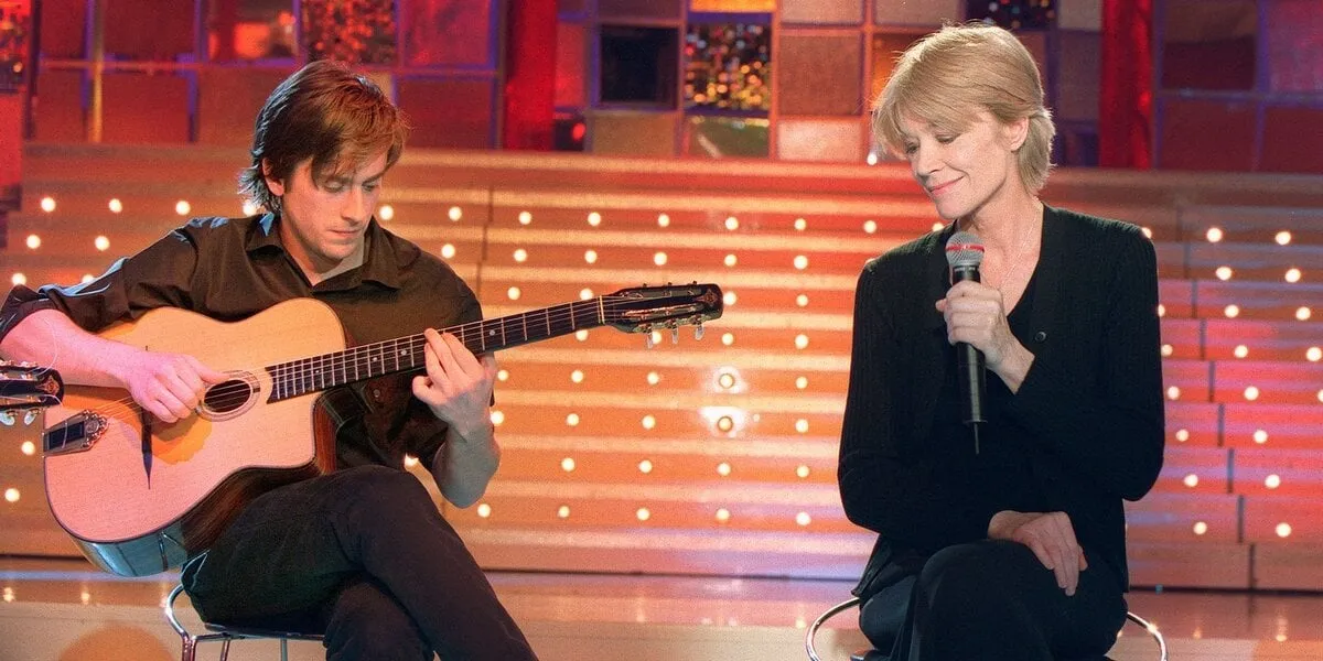 jean-jacques datchary abaca 22853-4 paris-france, 09 01 2001 françoise hardy et son fils thomas dutronc se produisent en direct lors de l'enregistrement de l'émission vivement dimanche de michel drucker