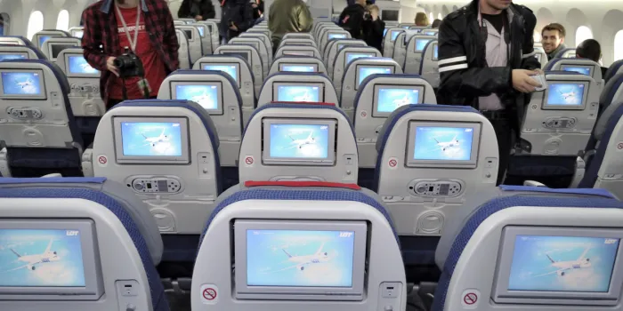 varsovie, pologne - 16 novembre 2012 les photographes et les amateurs d'aviation visitent l'intérieur de l'avion lors de la célébration du premier lot boening 787 dreamliner livraison à l'aéroport de chopin