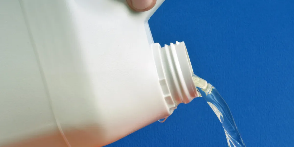 eau de javel versée en gros plan