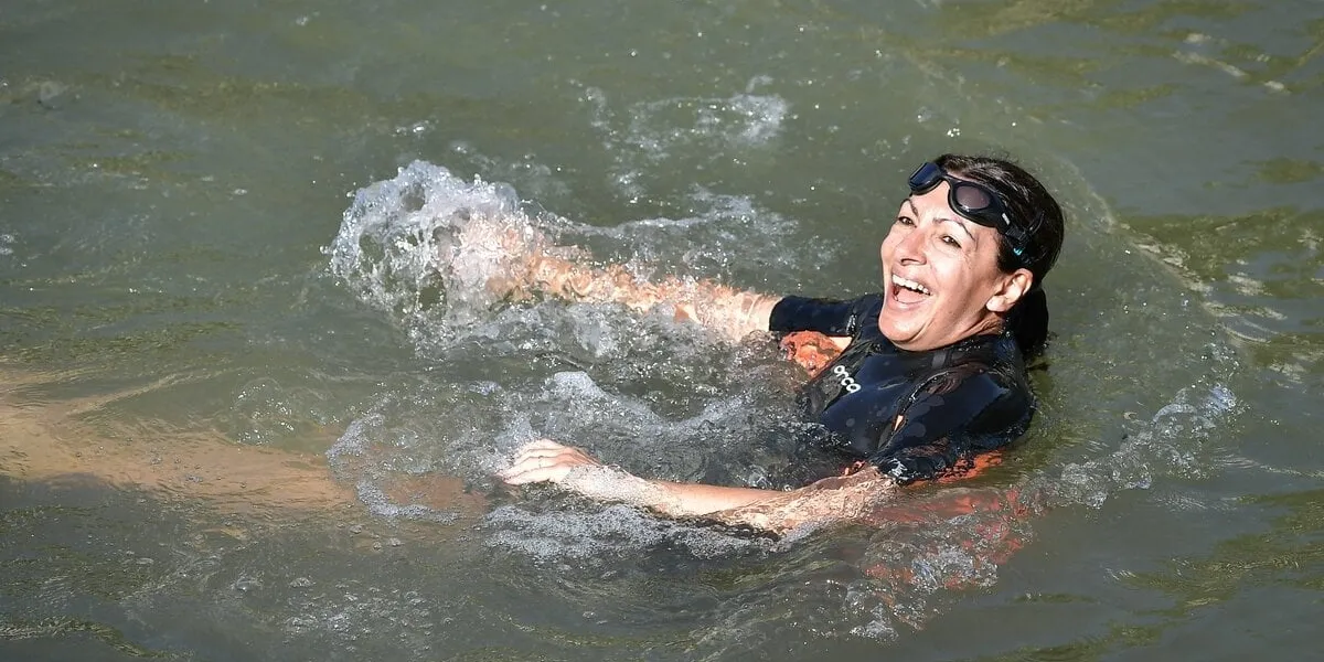 paris 2024 - la maire anne hidalgo se baigne dans la seine - paris