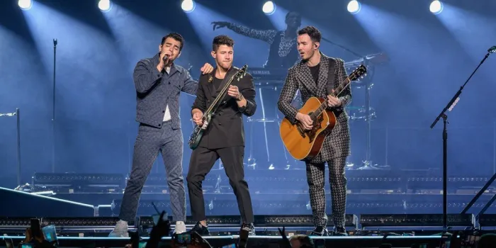jonas brothers perfoms - glasgow