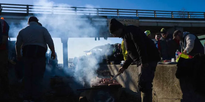 rassemblement d'agriculteurs et blocages sur l'autoroute a64 à carbonne, près de toulouse, haute-garonne, france, le 20 janvier 2024 photo par patricia huchot-boissier abacapresscom