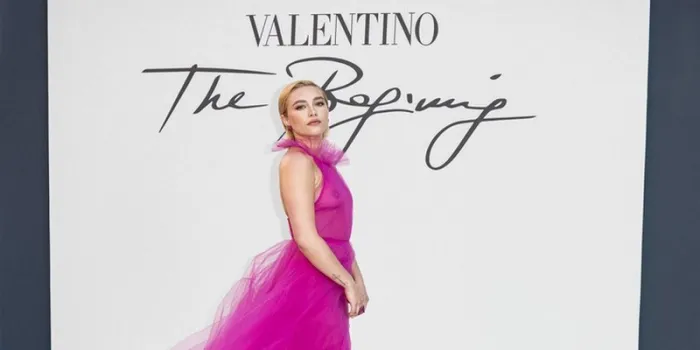 florence pugh poses before valentino fashion show, held at trinità dei monti step, on july 8, 2022 in rome, italy photo by marco piovanotto abacapresscom
