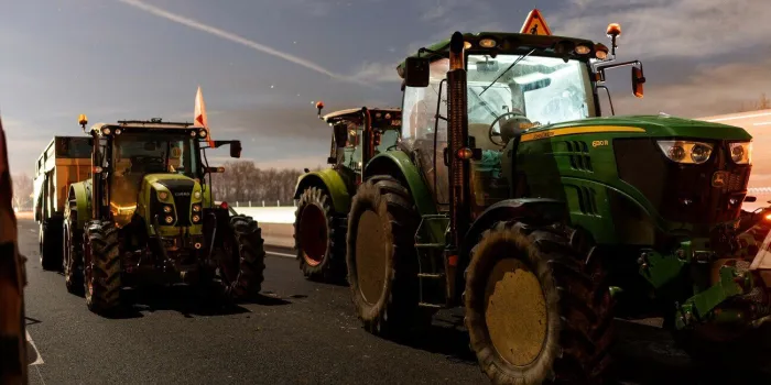 les agriculteurs bloquent l'autoroute a61 - au sud de toulouse