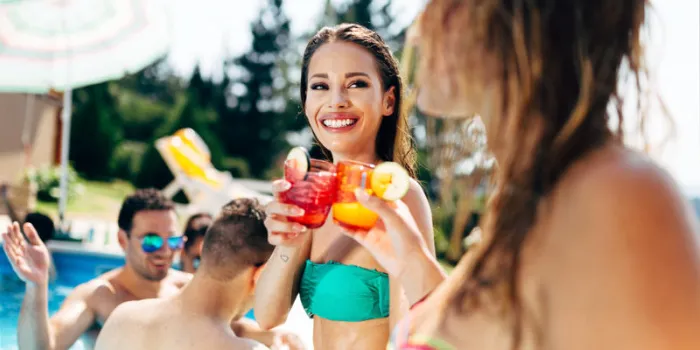 belles filles profitant de vacances et de boire des cocktails