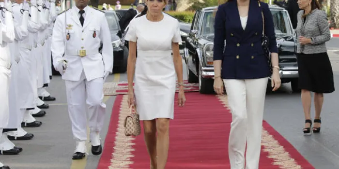 la princesse marocaine lalla salma (r) et l'épouse du président français brigitte macron (c) arrivent au musée national des arts contemporains de rabat pour visiter l'exposition picasso du 14 juin 2017 afp photo piscine youssef boudlal
