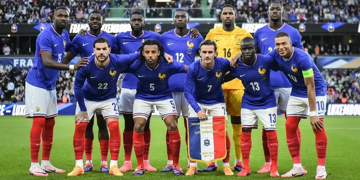 l'équipe nationale française de football pose pour une photo avant un match de football amical entre la france et le luxembourg au stade saint-symphorien à metz le 5 juin 2024 photo by firas abdullah abacapresscom