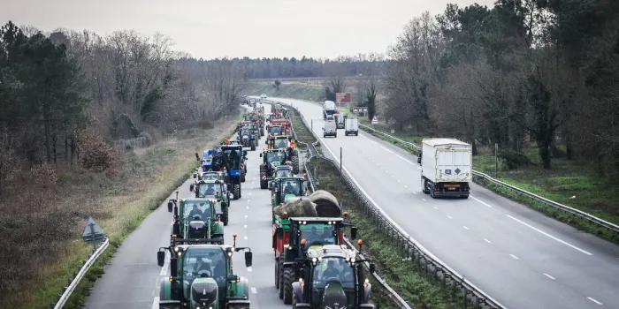 les agriculteurs bloquent l'entrée du péage autoroutier de langon - gironde