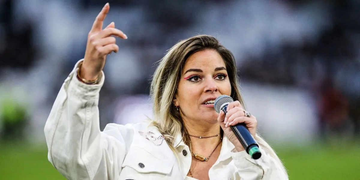 sophie tapie perform before the top 14 - toulon