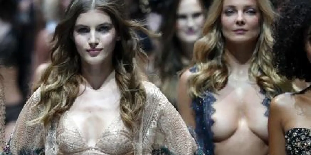 modèles présentent des créations pour etam lors du défilé de mode prêt-à-porter printemps-été 2017, le 27 septembre 2016 à paris afp photo patrick kovarik