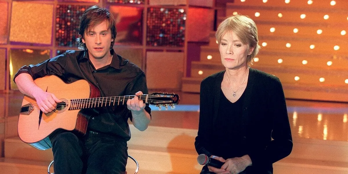 © jean-jacques datchary abaca 22853-3 paris-france, 09 01 2001 françoise hardy et son fils thomas dutronc se produisent en direct lors de l'enregistrement de l'émission vivement dimanche de michel drucker