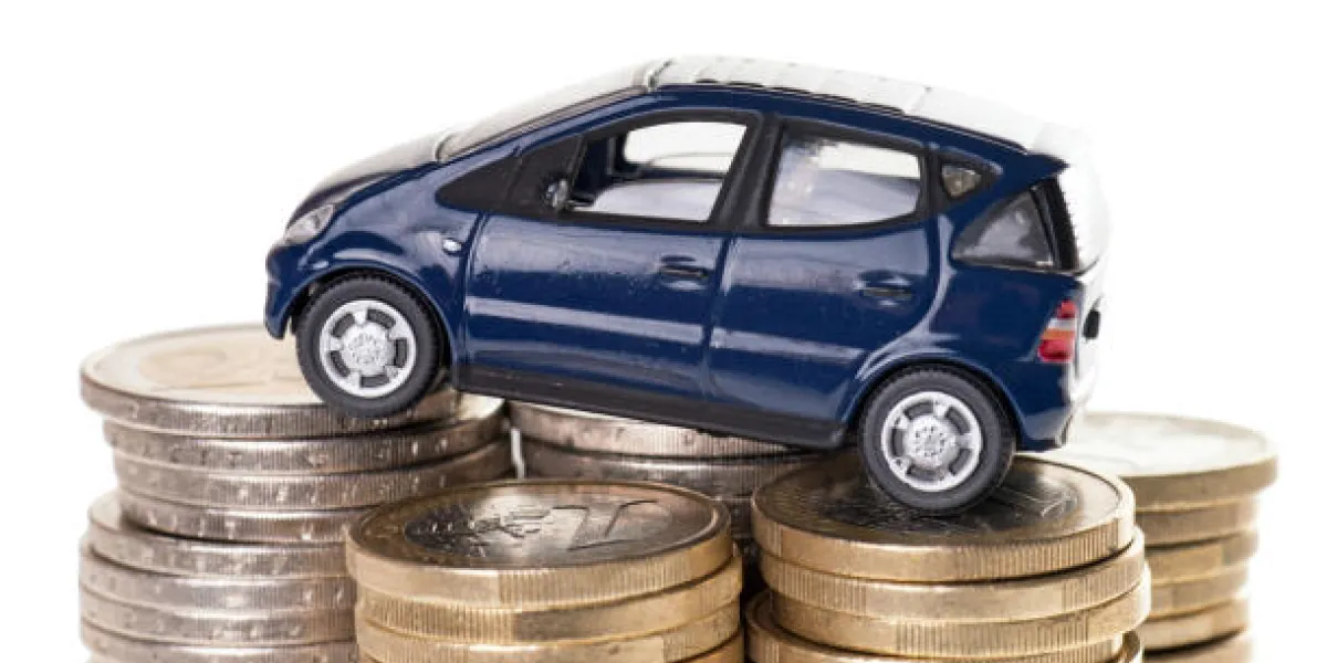 pièces de voiture et euro sur fond blanc