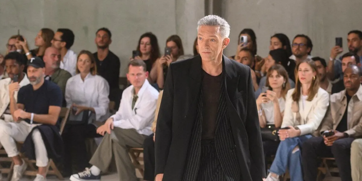 l'acteur vincent cassel défile lors du défilé ami alexandre mattiussi menswear spring summer 2024 dans le cadre de la fashion week de paris le 22 juin 2023 à paris, france photo by laurent zabulon abacapresscom