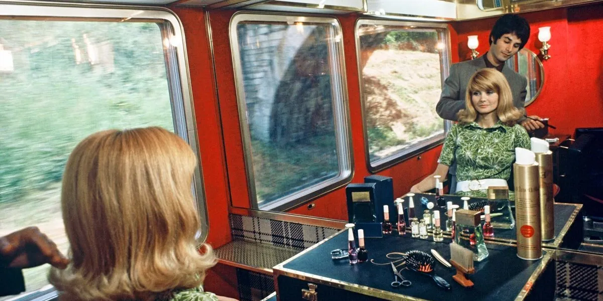intérieur du train rapide mistral 69 (trans-europ-express inox) assurant la liaison paris-nice de 1950 à 1982   voiture salon de coiffure