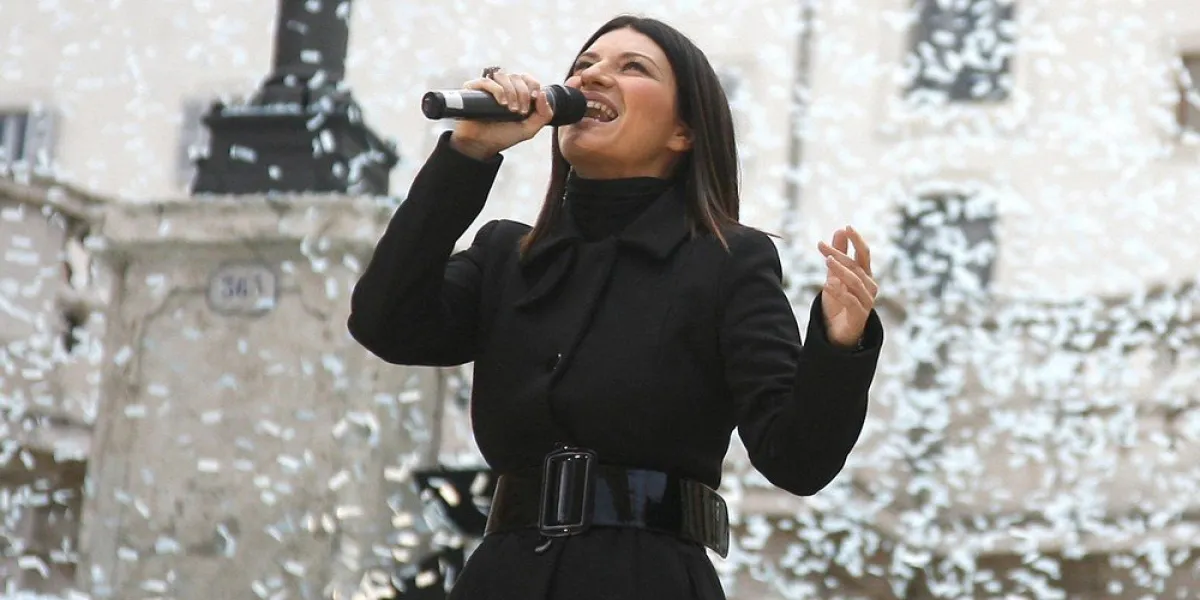 laura pausini performs live at the spanish steps in rome