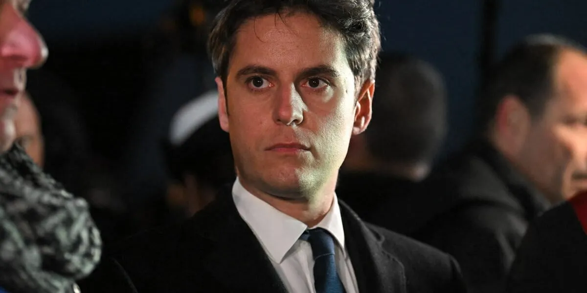 le nouveau premier ministre français gabriel attal lors de sa première visite en tant que premier ministre dans le village de clairmarais, pas de calais, le 9 janvier 2024, un village touché par les inondations photo par eliot blondet abacapresscom