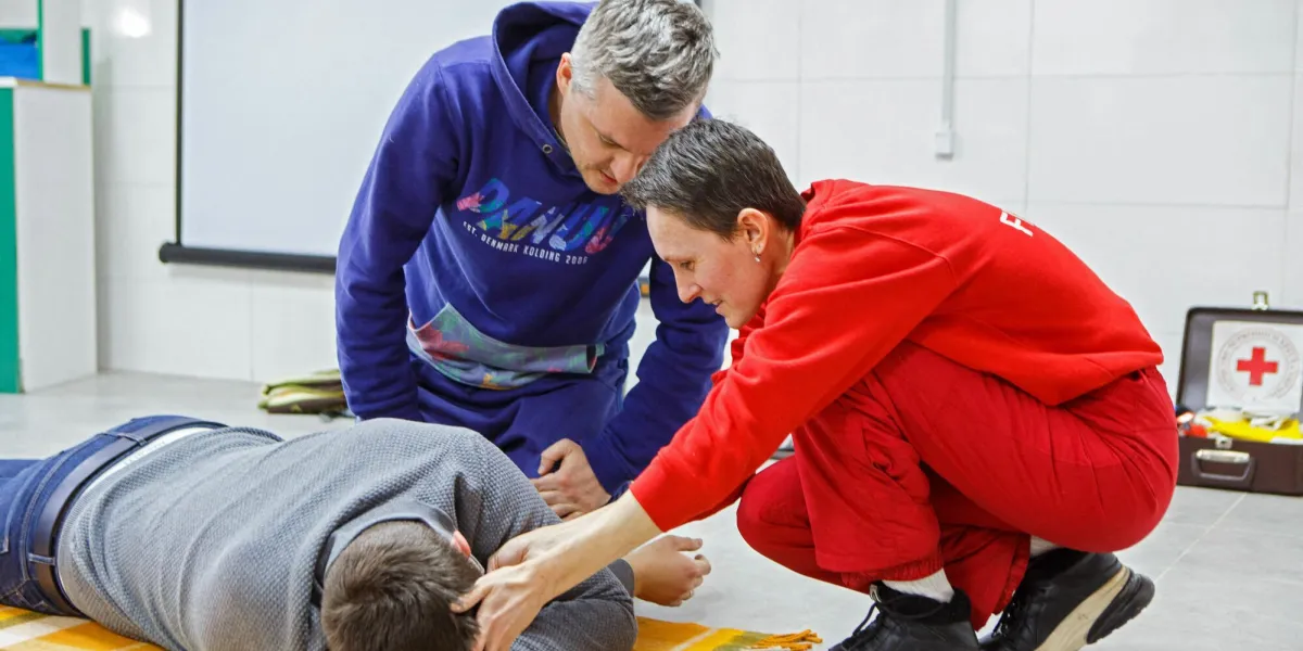 uzhhorod, ukraine - 20 mars 2022 - un instructeur guide les gestes d'un homme lors d'un cours de premiers secours gratuit à uzhhorod, dans la région de zakarpattia, dans l'ouest de l'ukraine photo by serhii hudak ukrinform abacapresscom