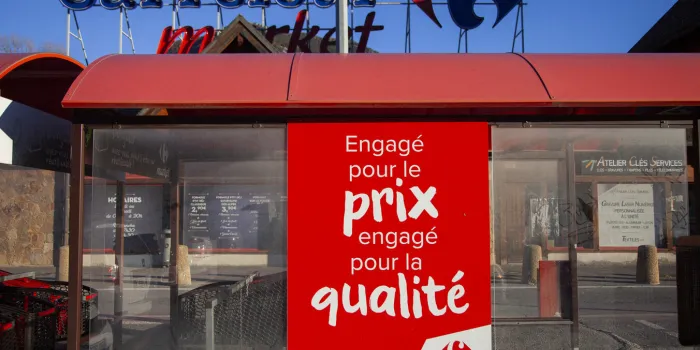 un panneau sur l'espace caddy indique enbgage pour le prix engage pour la qualite, à briançon, hautes alpes, france le 17 novembre 2023 photo par thibaut durand abacapresscom