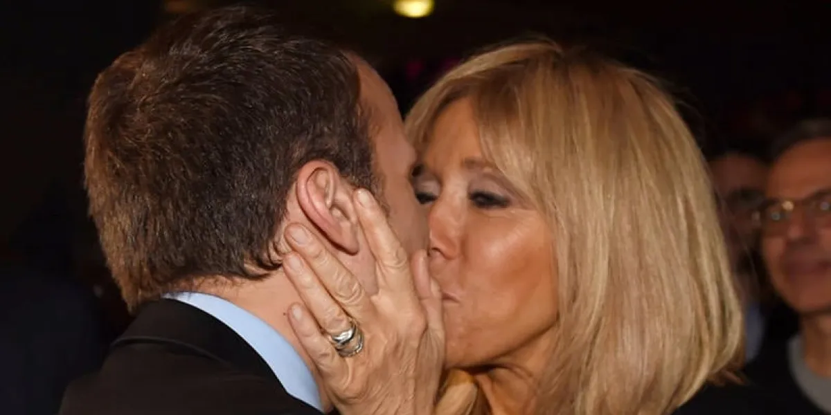 candidat à l'élection présidentielle française pour le mouvement emmanuel macron embrasse marche sa femme, brigitte trogneux, comme j'arrive pour un meeting de campagne le 9 mars, 2017 talence, sud-ouest france photo mehdi fedouach afp