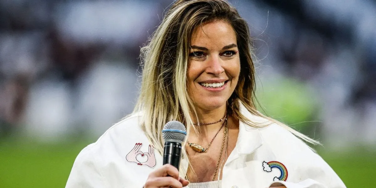 sophie tapie, chanteuse française et fille de bernard tapie, se produit avant le match du top 14 entre toulon et toulouse à l'orange vélodrome le 23 avril 2022 à marseille, france photo by johnny fidelin icon sport abacapresscom
