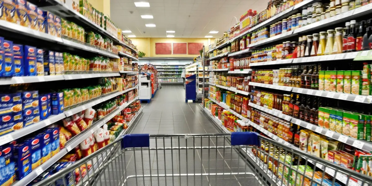 empty shopping cart in the supermarket