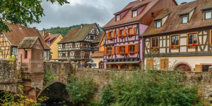 vue de kaysersberg avec vieux pont de pierre, alsace, france