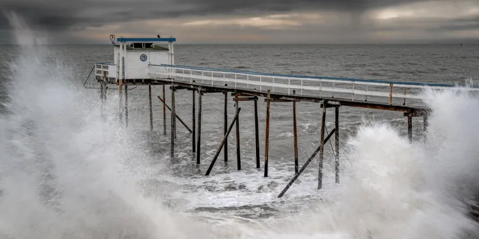 la cabane de pêcheur sur pilotis appelée carrelet en france est typique de la côte atlantique et plus particulièrement de la charente-maritime beaucoup de ces cabanes se trouvent sur la gironde