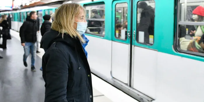illustration du covid dans le métro - paris