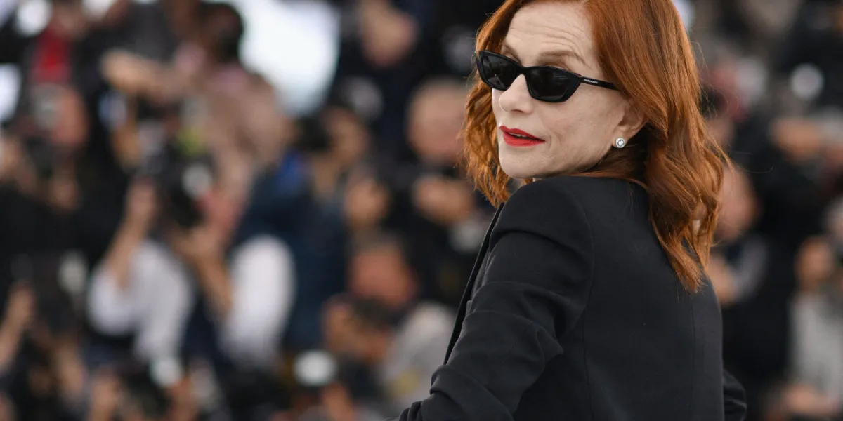 isabelle huppert assiste au photocall de frankie lors du 72e festival de cannes annuel, le 21 mai 2019 à cannes, en france photo by lionel hahn abacapresscom
