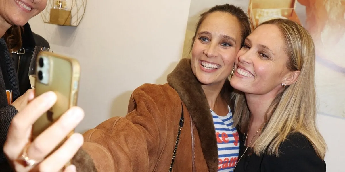 exclusive - julie de bona et lilou fogli assistent à la soirée des nouveaux soins de chateau berger au pop-up chateau berger à paris, france le 06 décembre 2023 photo by jerome dominé abacapresscom