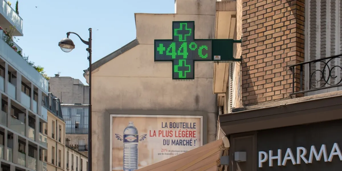paris, france, july, 19, 2022   thermometer of a pharmacy in paris (15th arrondissement) in july 2022 during the heat wave
