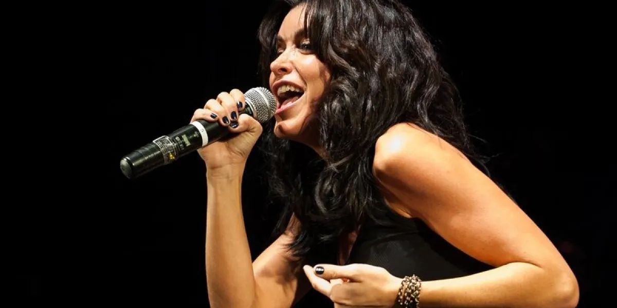 jenifer se produisant lors du concert de la 6e édition du 'foot concert' organisé par l'association huntington avenir, qui s'est tenu au palais des sports de gerland, à lyon, en france, le 13 octobre 2012 photo by nicolas genin abacapresscom