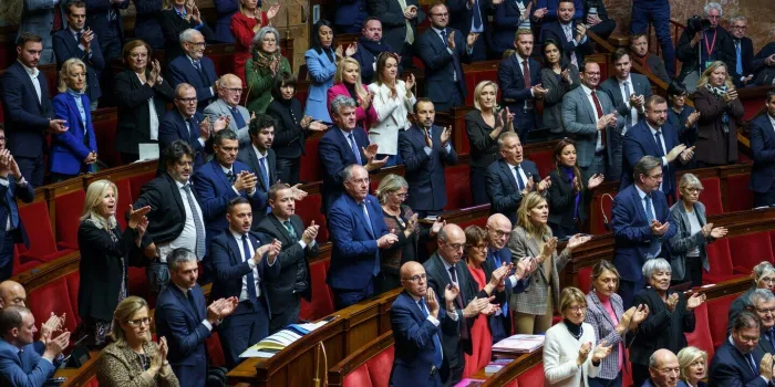 les partis de droite à l'assemblée nationale applaudissent lors d'une séance de questions au gouvernement à l'assemblée nationale à paris le 28 novembre 2023 photo par alexis jumeau abacapresscom