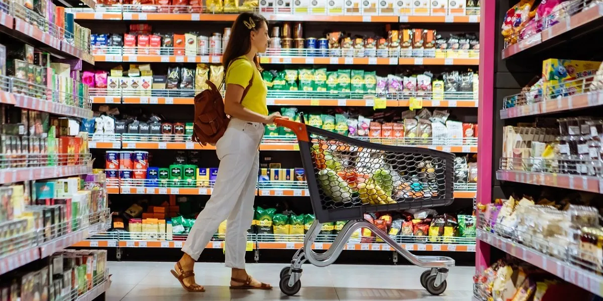 woman with shopping between store shelf copy space