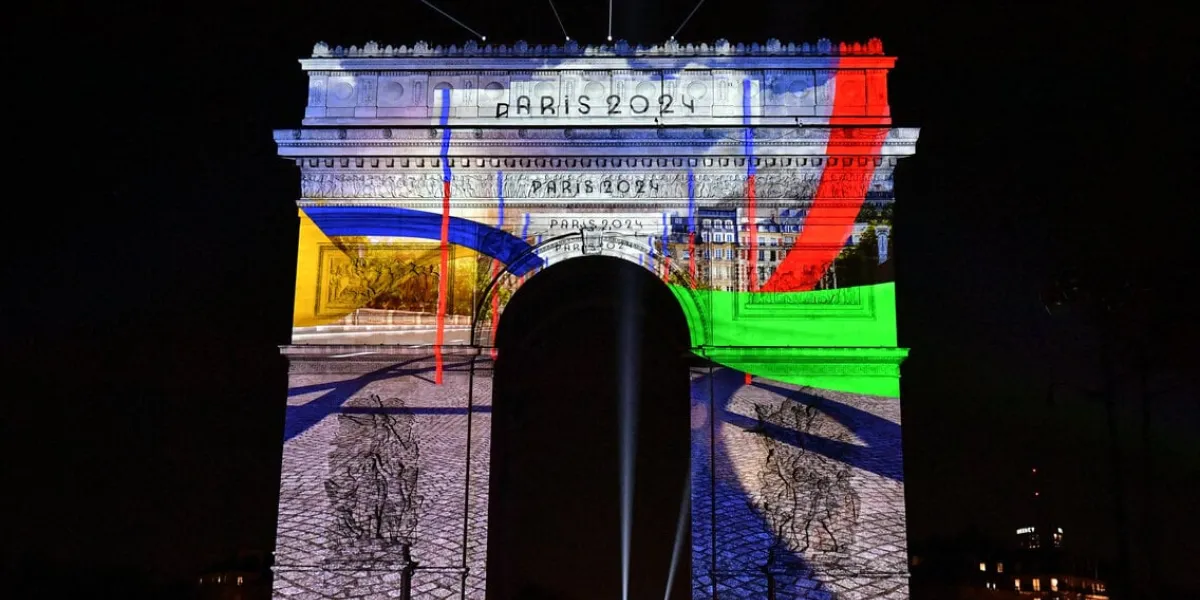 cette photographie montre une projection du thème des jeux olympiques de paris 2024 avant le feu d'artifice du nouvel an à l'arc de triomphe au sommet des champs-elysées à paris, le 31 décembre 2023 photo by firas abdullah abacapresscom